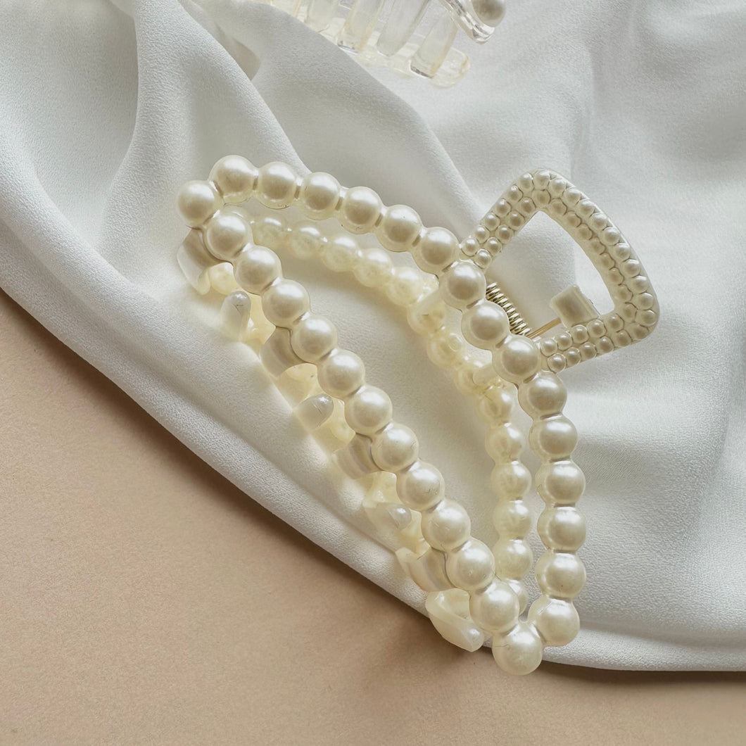 Small Pearl Claw Clip // Hair accessory