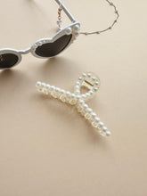 Load image into Gallery viewer, Pearl Claw Clip // Bridal Hair accessory
